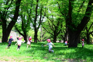 元気に飛び回る子ども